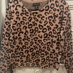 Leopard print sweater. Size xs but runs a little big. Never worn!